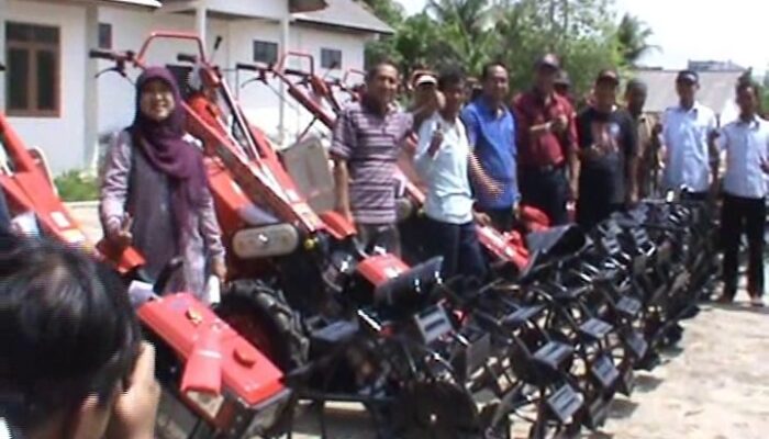 Fraksi PDIP Metro Salurkan Bantuan Handtraktor