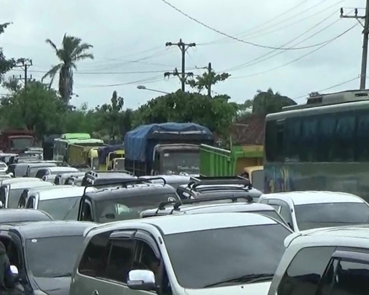 Banjir Akibatkan Kemacetan Panjang di Jalan Lintas Timur Lampung-Palembang