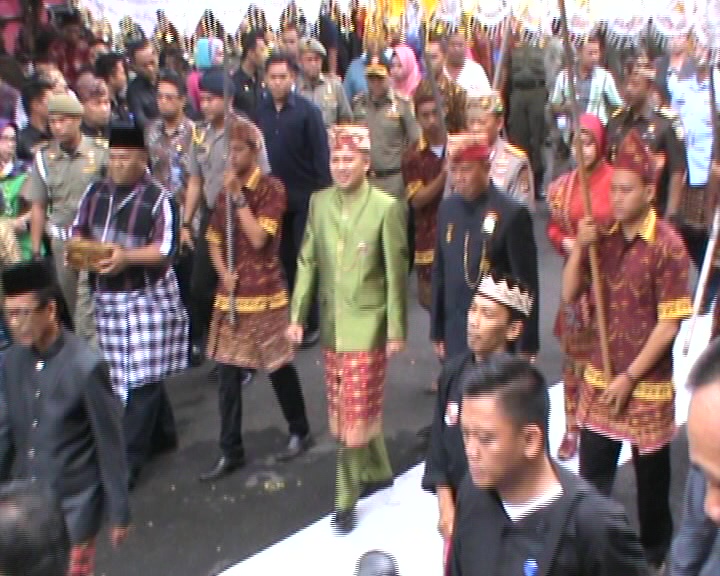 Gelar Rapat Paripurna Seluruh Wakil Rakyat Gunakan Pakaian Adat Lampung