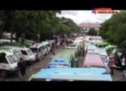(VIDEO) Ratusan Supir Angkot Duduki Kantor Dinas Perhubungan