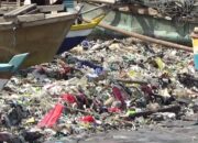 Sampah Menumpuk di Pesisir Teluk Lampung, Nelayan Kesulitan Tangkap Ikan