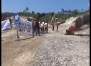 Belum di Bayar, Warga Blokade Pembangunan JTTS