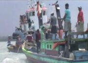 Ribuan Nelayan Sandera  Kapal Tongkang  Pengeruk Pasir