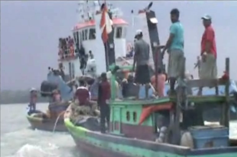 Ribuan Nelayan Sandera Kapal Tongkang Pengeruk Pasir