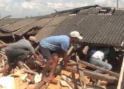 Pemkab Lamsel Berikan Bantuan Korban Puting Beliung