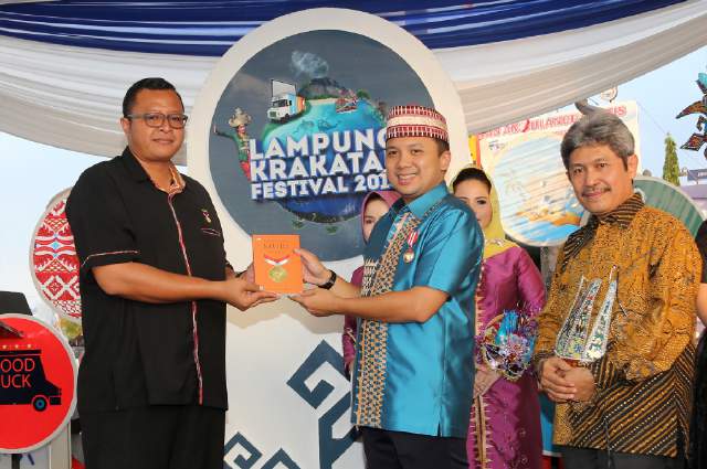 Gubernur Peroleh Dua Penghargaan Prestise Dalam Lampung Krakatau Festial 2016