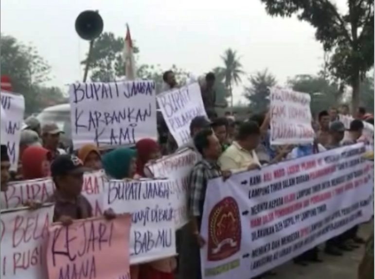 Ratusan Warga Sribawono Demo Bupati Lampung Timur