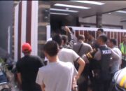 Sejumlah Korban Dan Anggota Polisi Datangi Rumah Pelaku