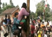 Lomba Panjat Pinang Khusus Ibu Rumah Tangga