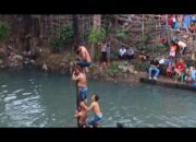 Warga Gelar Lomba Panjat Pinang Dialiran Sungai