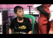 Warga Berikan Tali Asih Kepada Bocah Mengidap Tulang Ekor Terjepit