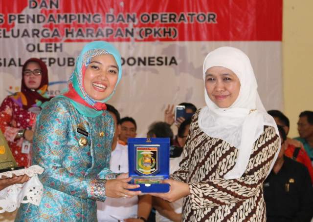 Kunker Mensos Khofifah Salurkan Bantuan Dana PKH di Lampung Timur Kunker Mensos Khofifah Salurkan Bantuan Dana PKH di Lampung Timur