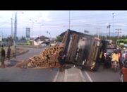 Rem Blong Mobil Truk Bermuatan Kayu Terbalik