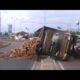Rem Blong Mobil Truk Bermuatan Kayu Terbalik