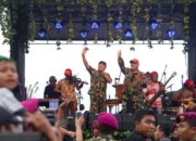 Gubernur Duet Dengan Iwan Fals Di Acara HUT TNI ke-71