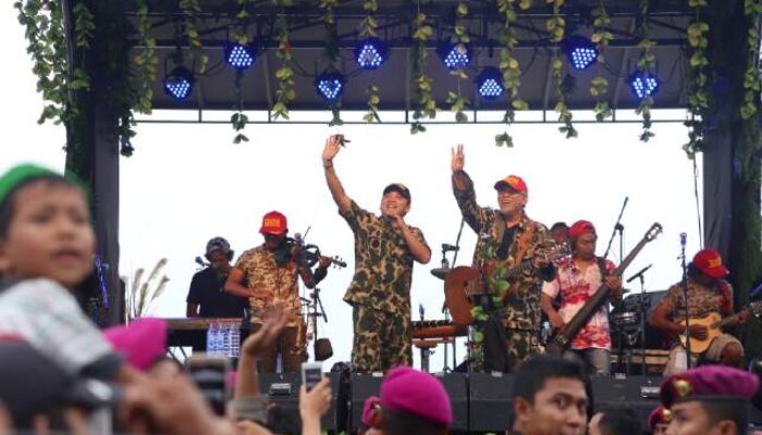 Gubernur Duet Dengan Iwan Fals Di Acara HUT TNI ke-71