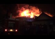 (Video) Kebakaran Hebat Toko Material Bangunan, Sampai Terdengar Beberapa Kali Ledakan