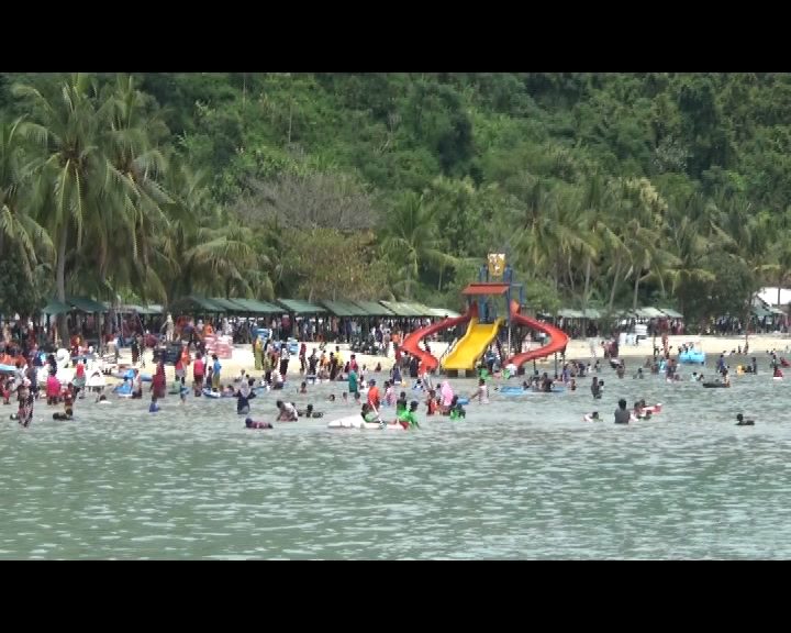 Libur Panjang, Warga Luar Daerah Manfaatkan Berwisata Pantai