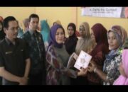 Tekan Angka Putus Sekolah Dwita Ria Gunadi Serahkan Beasiswa PIP
