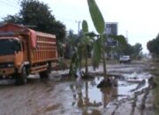 Tiga Tahun Tak Di Perbaiki,Jalan Lintas Kabupaten Rusak Parah