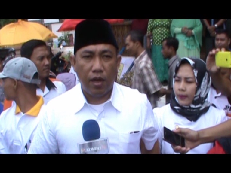 Umar Achmad Berikan Hak Suara di TPS 03 Tiyuh Karta