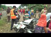 Satu Unit Sedan Ringsek Ditabrak Kereta Penumpang