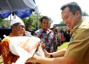 Gubernur Serahkan Beras Keluarga Sejahtera di Lamtim