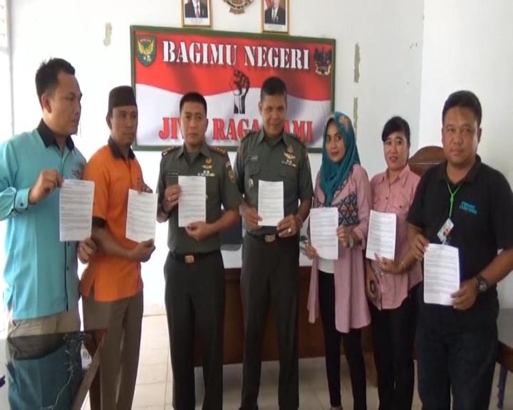 Pers Community Way Kanan Bagikan Selembaran Undang-Undang Pokok Pers