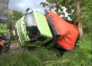 Sopir Mengantuk Truck Masuk Siring di Pinggir Jalan