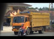 Kendaraan Pengangkut Singkong Sebabkan Kerusakan Jalan