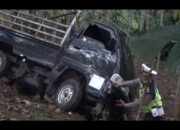 Tidak Paham Marka Jalan, Mobil Pick Up Jatuh Kejurang