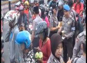 Berbagi Takjil ala Polsek TKB