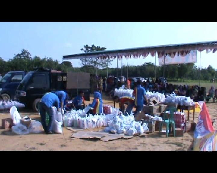 Tebar Ribuan Sembako untuk Warga