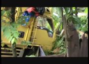 (Video) Sopir Tenggak Miras, Truk Terjun Bebas