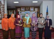 Yustin Ficardo Terima Penghargaan Wanita Inspiratif