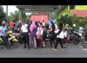 Orangtua Temani Siswa Hingga Ruang Kelas