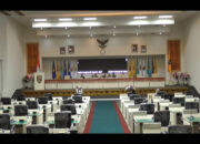 Bahas APBD P, Dewan Sibuk Main Android