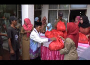 Ratusan Warga Serbu Paket Sembako Gratis