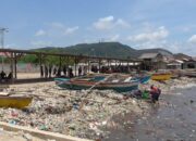 Sampah di Teluk Lampung Tak Berujung