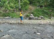 Lama Menunggu, Warga Dibangunkan Jembatan Gantung