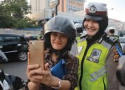 Operasi Zebra, Senyum Polwan Saat Diajak Selfi