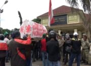 Demo Massa vs Pol PP Berakhir Ricuh