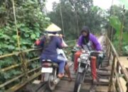 Rusak Parah, Warga Bertaruh Lewat Jembatan Gantung