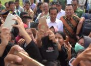 Warga Girang Dapat Souvenir Dari Jokowi