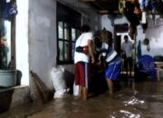 Material JTTS Rendam Puluhan Rumah Warga