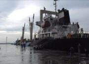 Beras Impor Tiba, Bongkar Muat Terkendala Cuaca