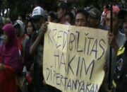 Tuding Main Mata, Pengadilan Diserbu Warga