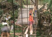 Di Jembatan, Siswa Pertaruhkan Nyawa