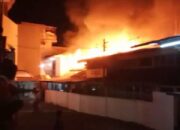 Lima Damkar Bertarung Padamkan Api