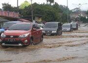 Drainase Tak Berfungsi, Air Tumpah ke Jalan